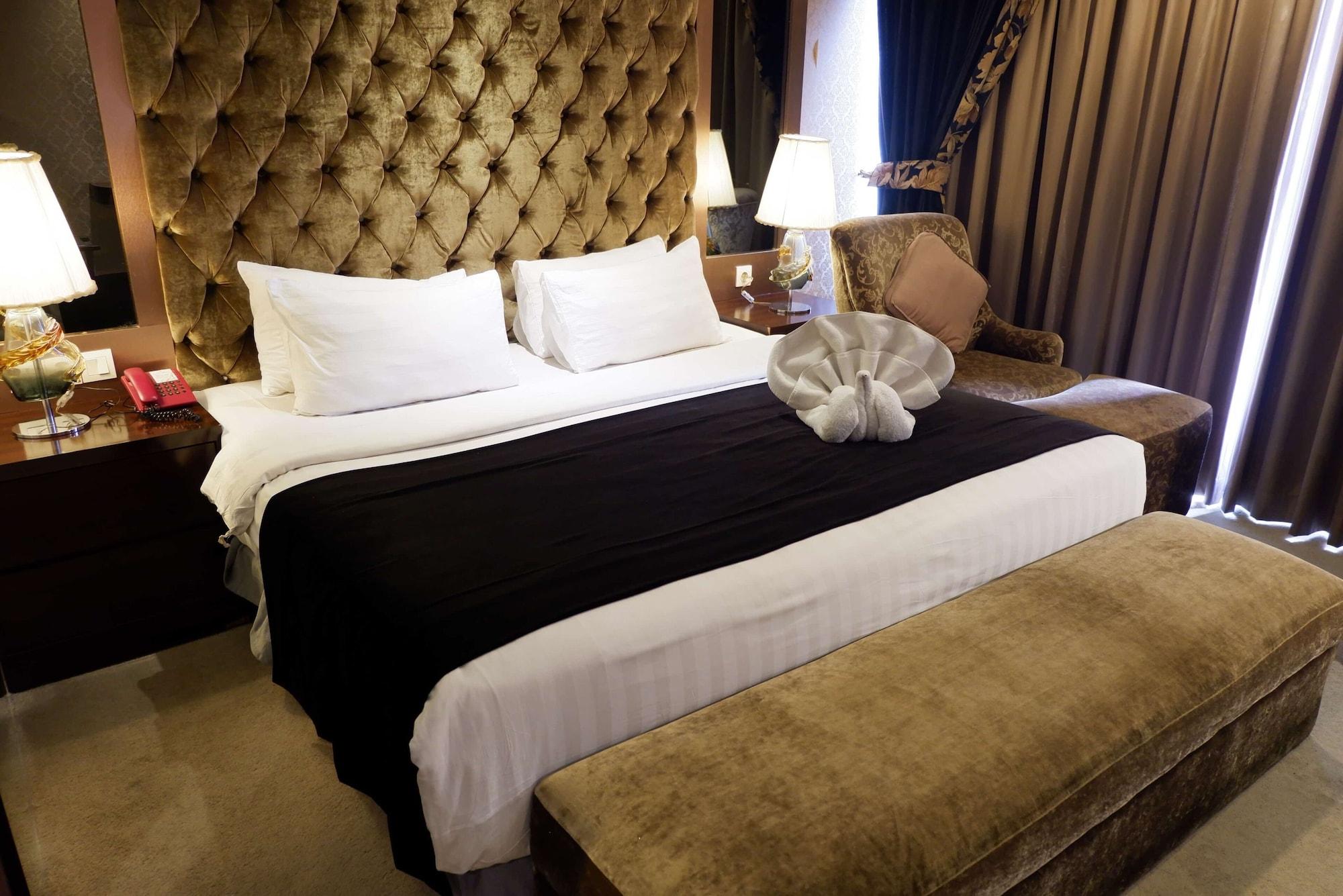 Amaroossa Grande Hotel Bekasi Kültér fotó
