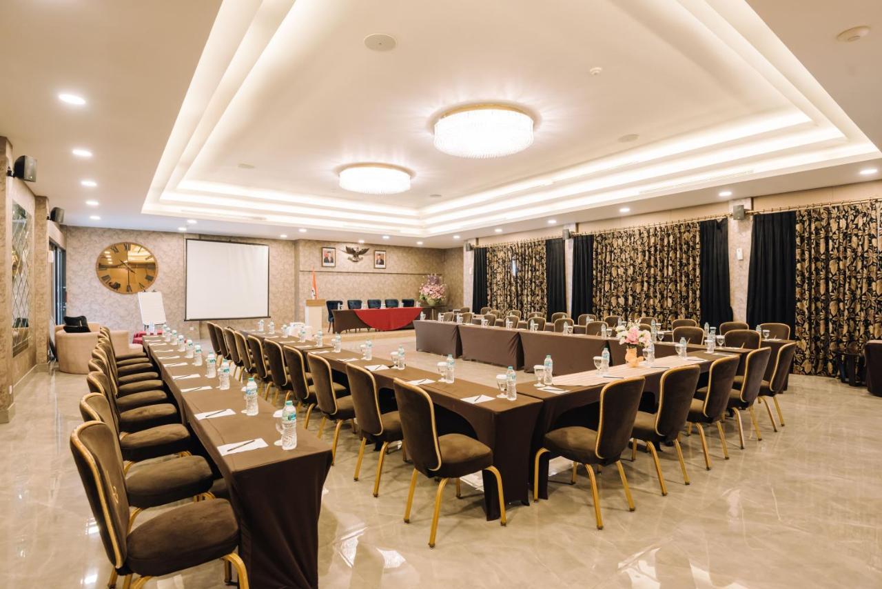 Amaroossa Grande Hotel Bekasi Kültér fotó
