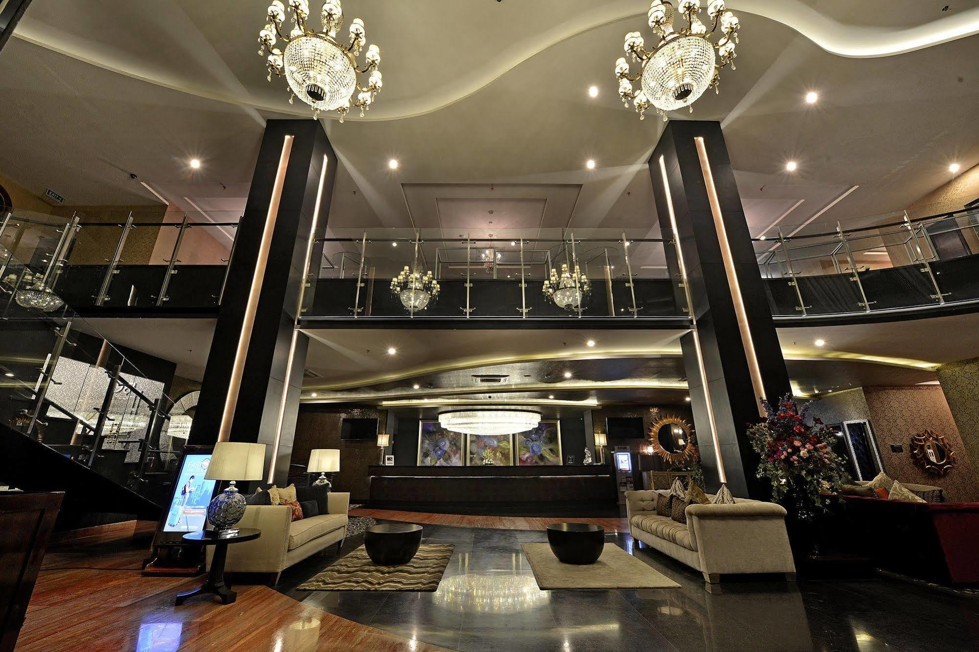 Amaroossa Grande Hotel Bekasi Kültér fotó