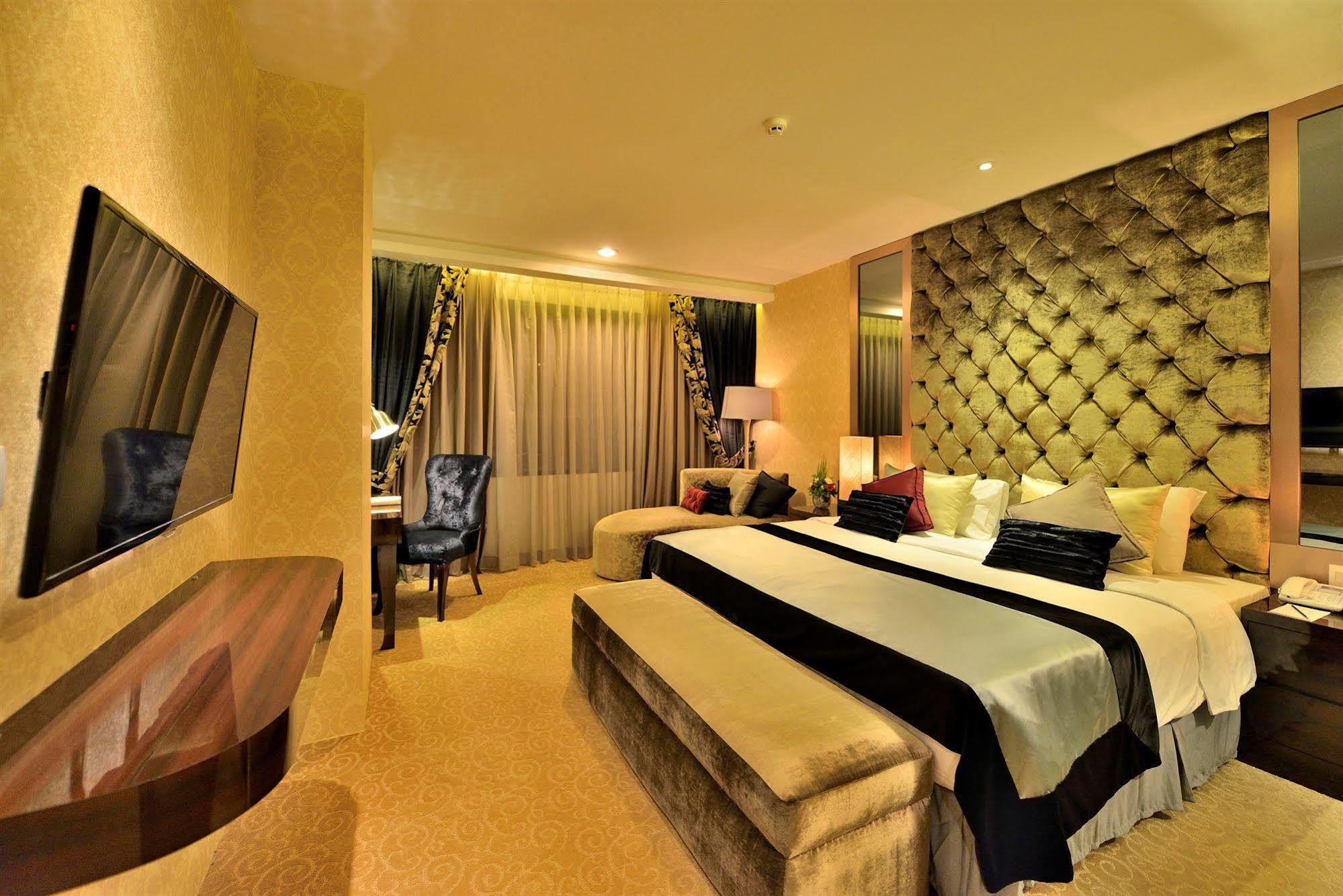 Amaroossa Grande Hotel Bekasi Kültér fotó