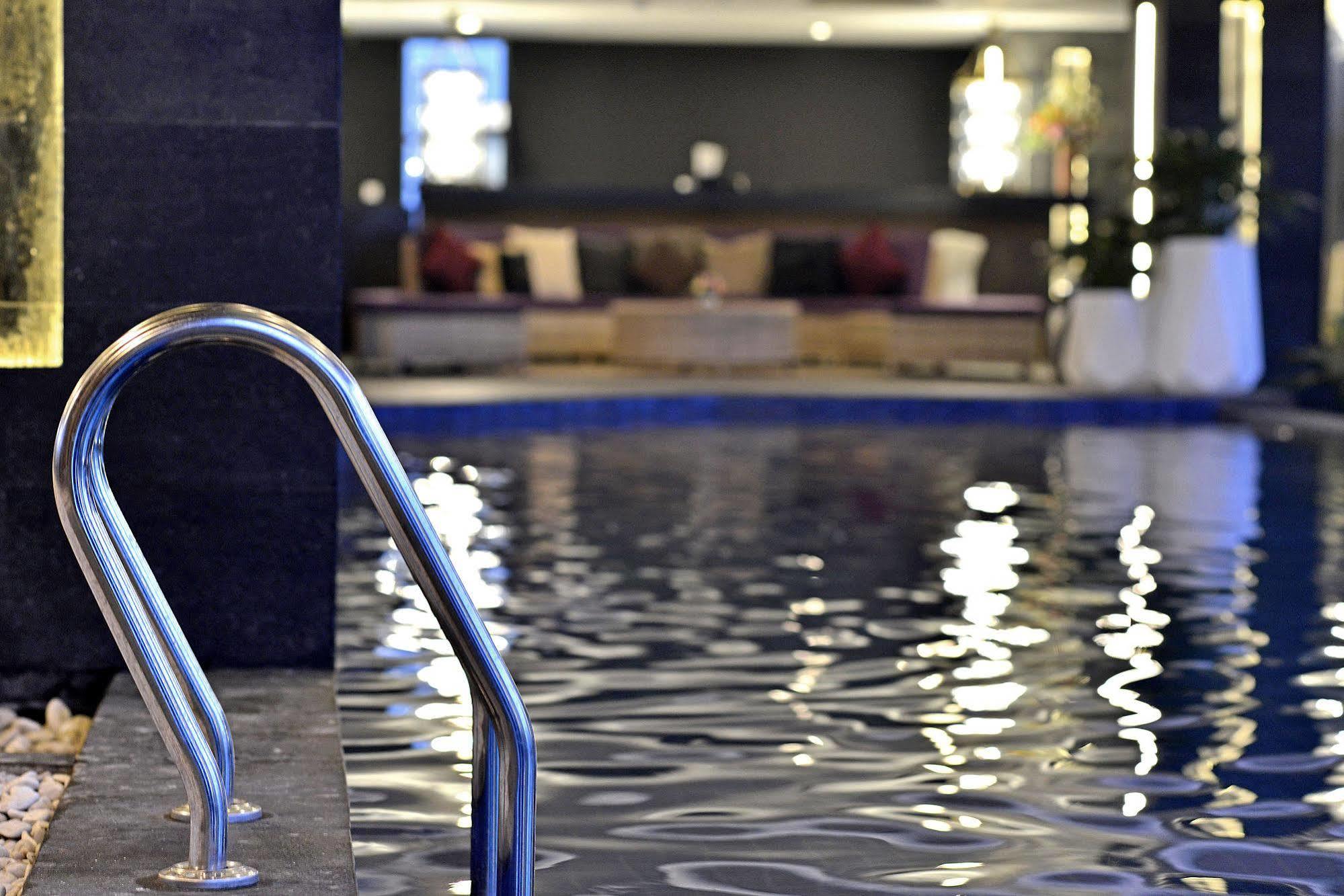 Amaroossa Grande Hotel Bekasi Kültér fotó