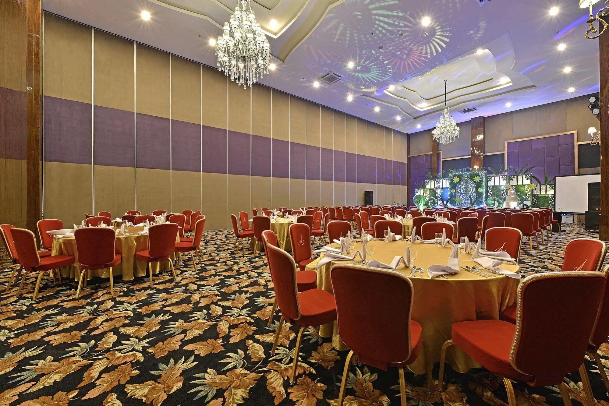 Amaroossa Grande Hotel Bekasi Kültér fotó