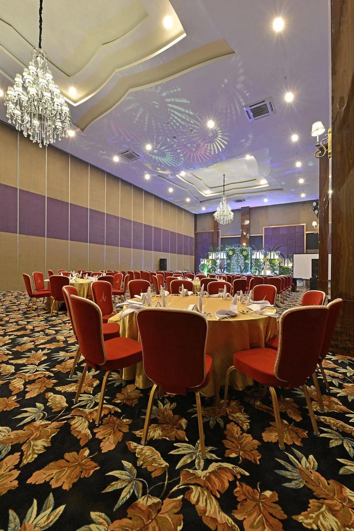 Amaroossa Grande Hotel Bekasi Kültér fotó