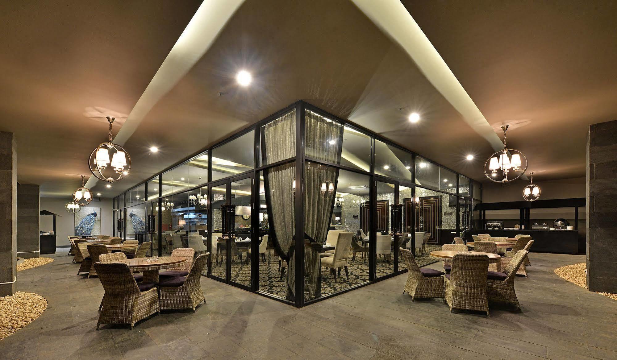 Amaroossa Grande Hotel Bekasi Kültér fotó